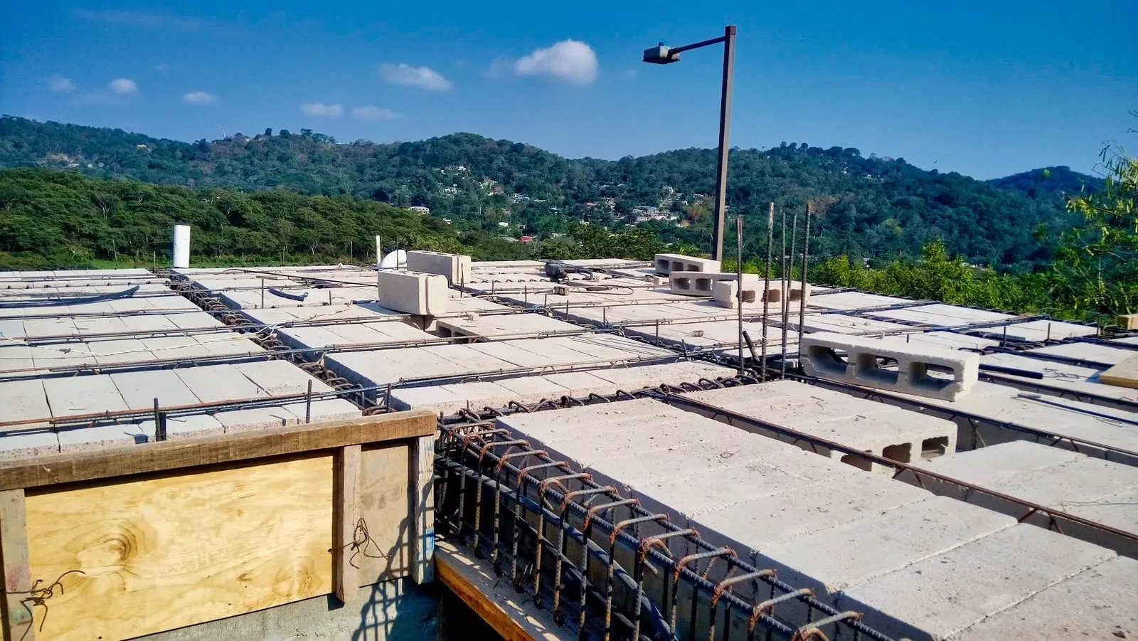 Losas y viguetas prefabricadas de distintos proveedores en El Salvador